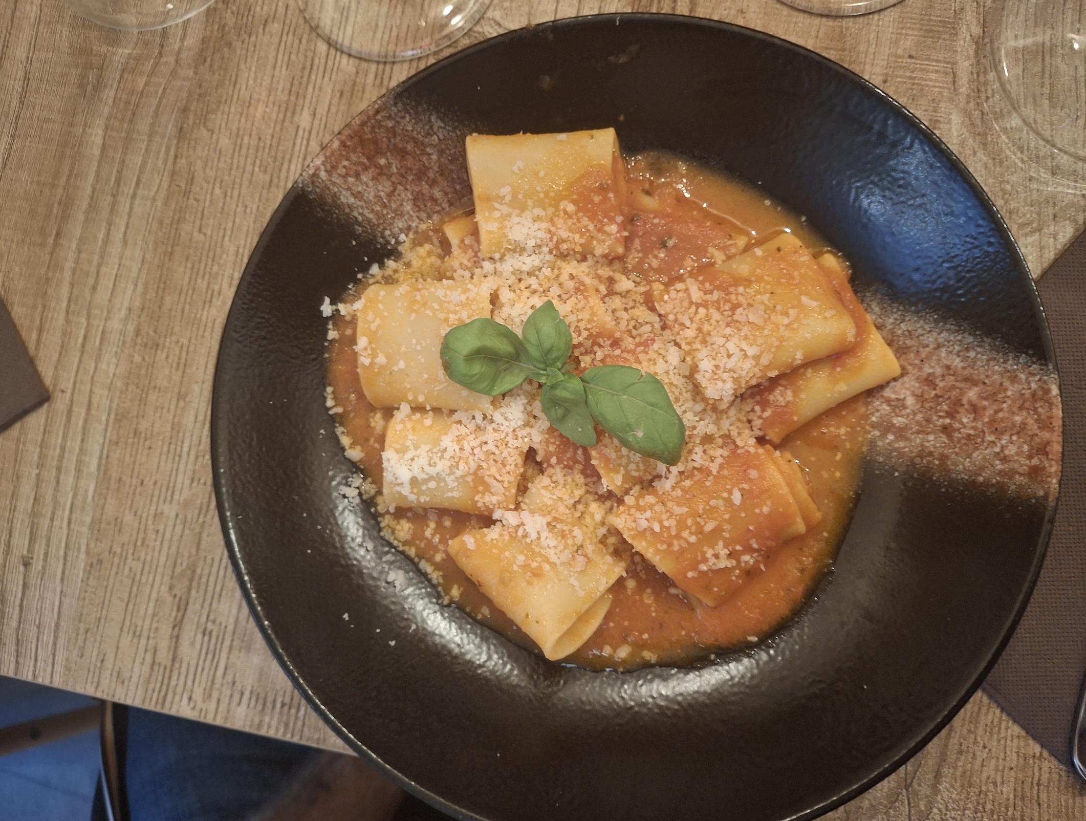 Degustare è ascoltare: l’arte del tempo in un calice